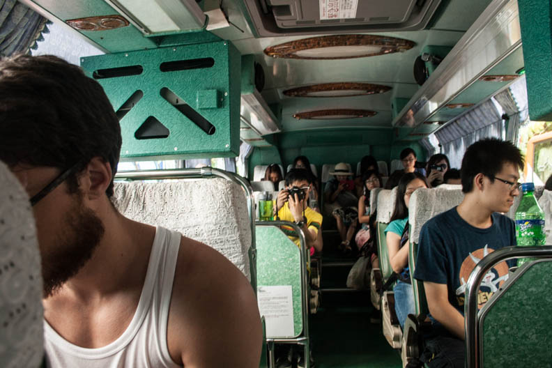 Love är trött på kineserna i bussen